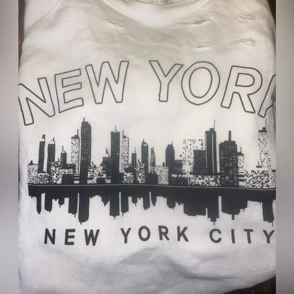 Forever 21. NYC Skyline Distressed Pullover. Women’s Size 2XL - Picture 4 of 4